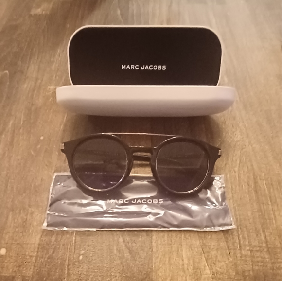 Marc Jacobs Sunglasses with hard case - Picture 2 of 7